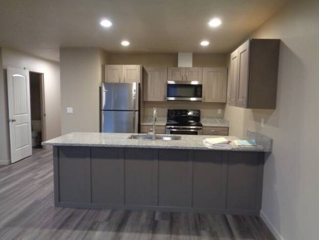 Foto del edificio - 3 Bedroom Duplex Close to Shopping and Schools!