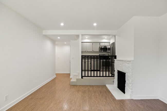 Building Photo - 9910 Robbins Dr