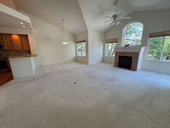 Building Photo - ***$500 Off 1st Months Rent!***Spacious an...