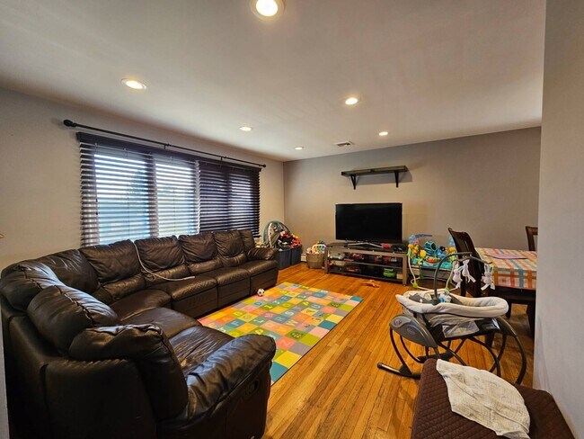 Building Photo - 2404 Rugby St