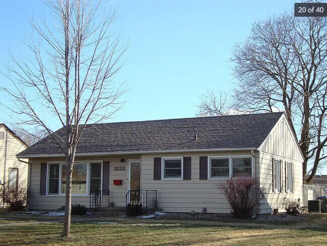 Building Photo - 1223 Marsh St