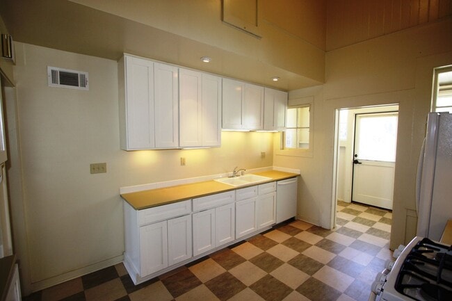 Building Photo - Charming Historic 2BR/1BA Home with Shared...