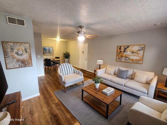Foto del edificio - Beautiful 2 bedroom 1 bath 2nd floor condo...