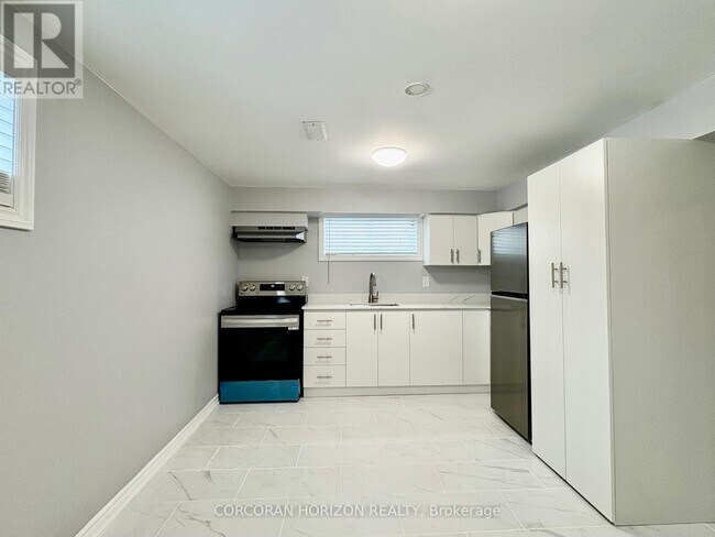 Building Photo - 16 Aspen Crescent