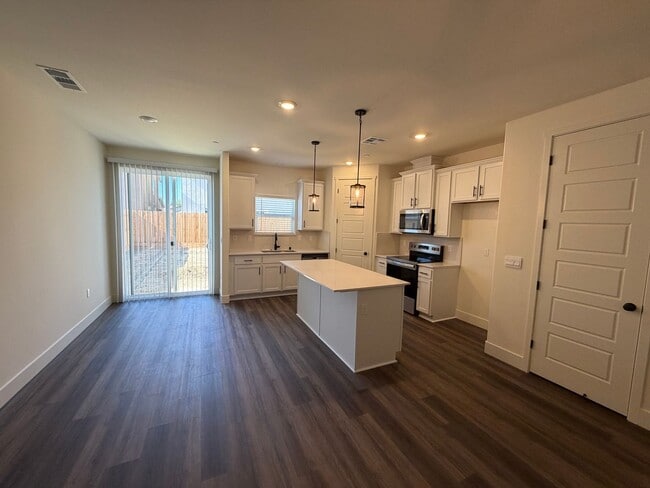 Building Photo - 4021 W Sunnyview Ave