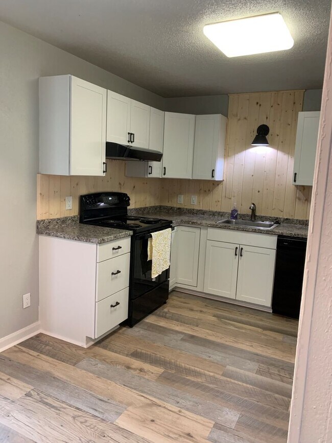 Building Photo - 3 Bedroom House Available in Astoria!