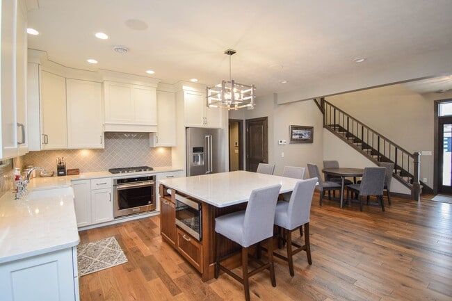 Building Photo - 912 S Torrey Pine Ln