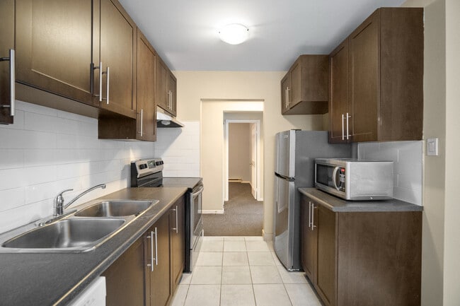Building Photo - 1381 Bathurst St