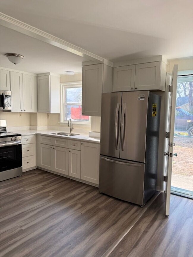 Building Photo - Heart of Surfside East of 17