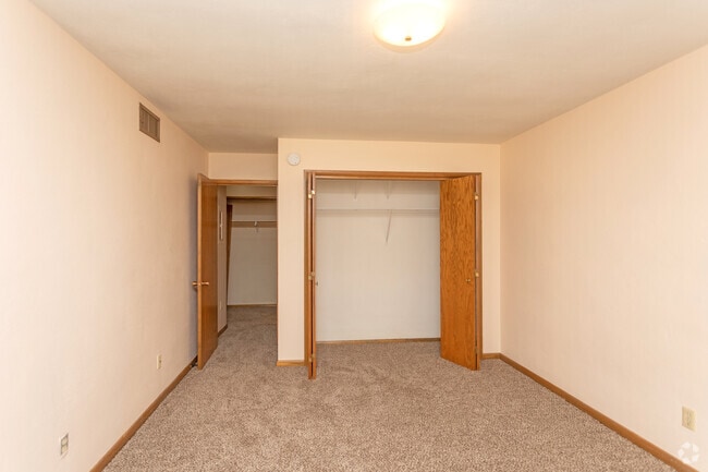 1BR, 1BA - 900 SF - Carriage Hill