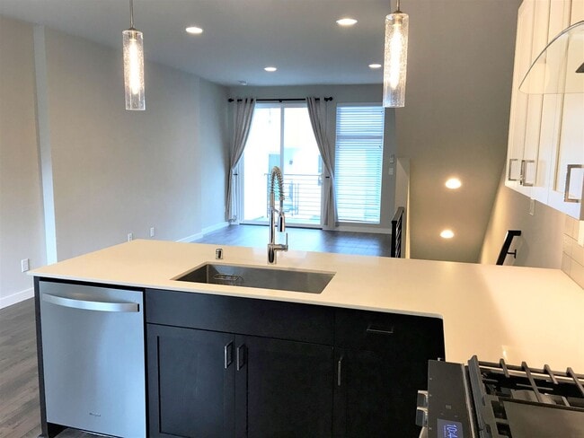 Building Photo - CONTEMPORARY WEDGWOOD 3 BED, 3 BATH TOWNHO...