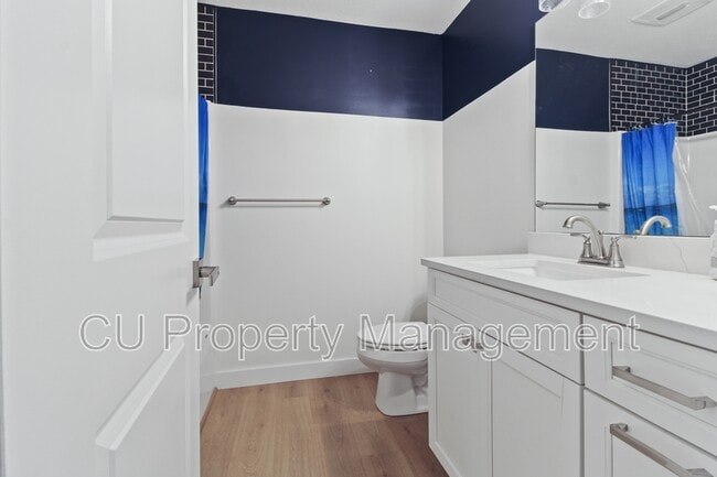 Building Photo - 709 N Abbey Rd