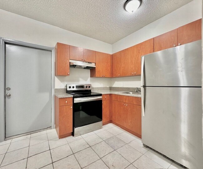 Building Photo - Three Bedroom Single Family Home with Priv...