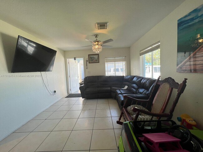 Foto del edificio - 864 SW 7th Plaza