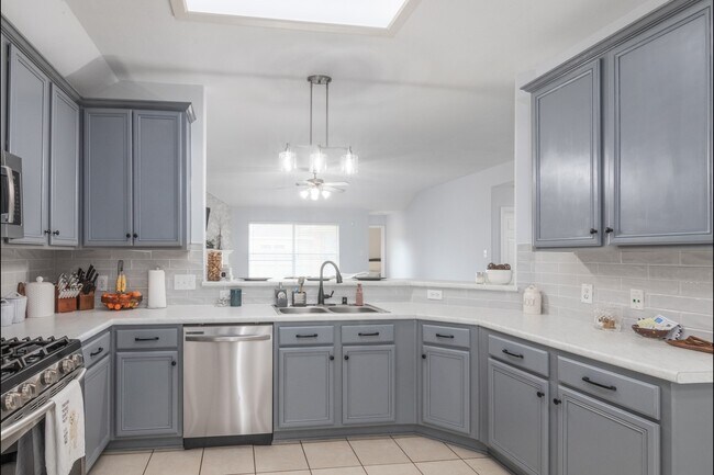 Building Photo - 4301 Twin Lakes Tr