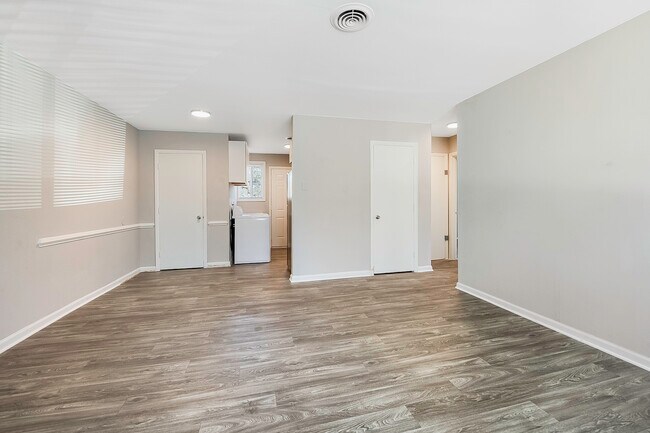 Un dormitorio renovado en Villages of Heritage Place en Wilson, Carolina del Norte - Villages at Heritage Place Apartments