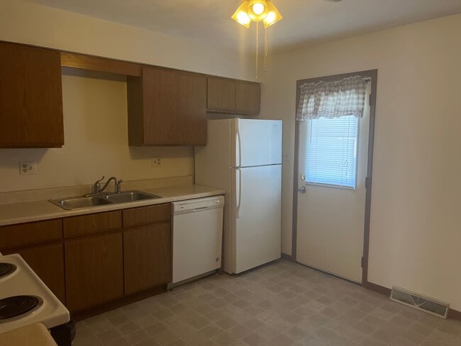 Building Photo - 5256 Carlton Dr