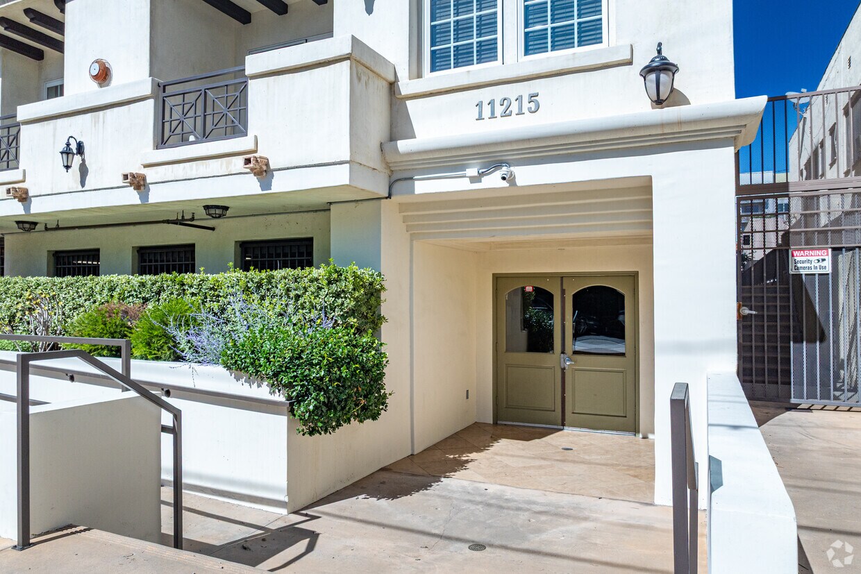 Entrada - NOHO ARTS Courtyard Apts