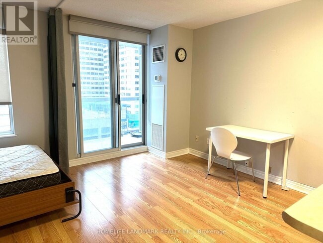 Photo du bâtiment - 43 Eglinton Ave E