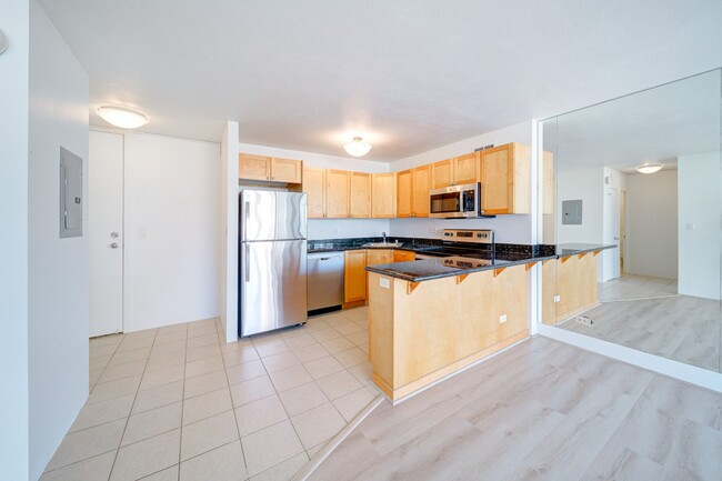 Building Photo - Fully Renovated, Spacious 1 bedroom unit w...