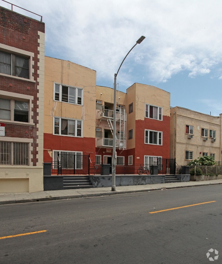 Building Photo - 716 S Westlake Ave