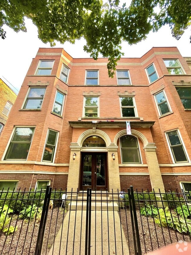 Building Photo - 815 W Newport Ave