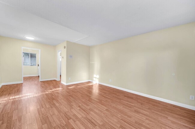 Sala de estar - 1966 N Beachwood Dr
