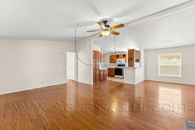Foto del edificio - Spacious 3 Bedroom Home with Large Fenced Yard and Two-Car Garage