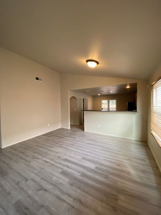 Foto del edificio - spacious 4 bedroom home in legends west