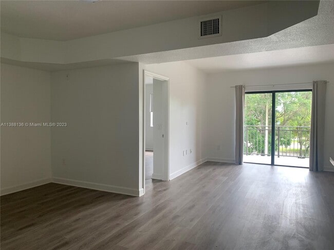 Building Photo - 9340 Fontainebleau Blvd