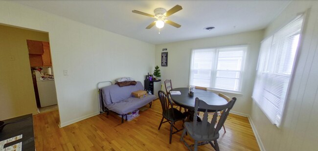 Building Photo - 3D Tour Available - Off-Street Parking + W...