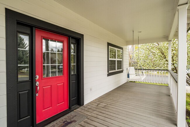 Building Photo - 3 Bed 2.5 Bath House with Air Conditioning