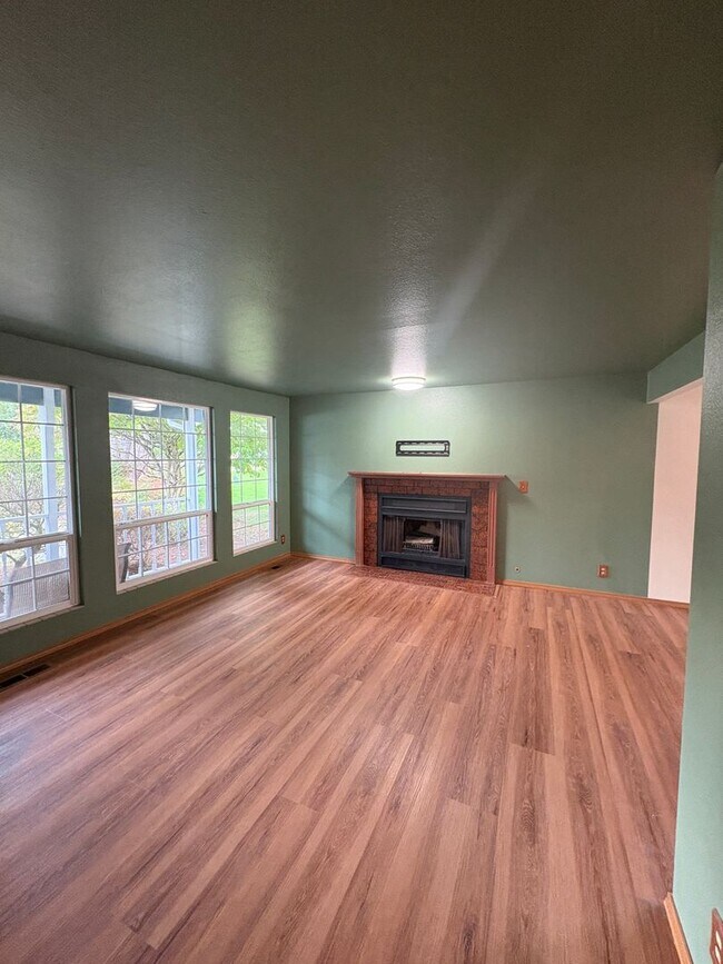 Foto del edificio - Fairwood Home for lease two story fenced y...