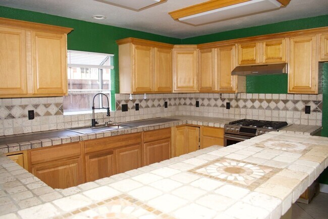 Foto del edificio - Charming 2-Story, 4 Bd 3 Ba Unit Near Downtown San Diego – 92113
