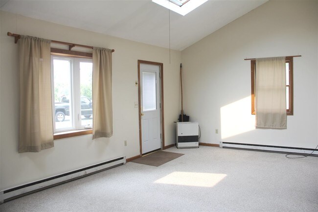Building Photo - 144 Sunset Dr