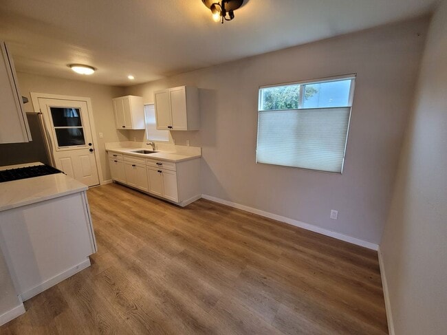 Foto del edificio - 380 Yolanda Ave