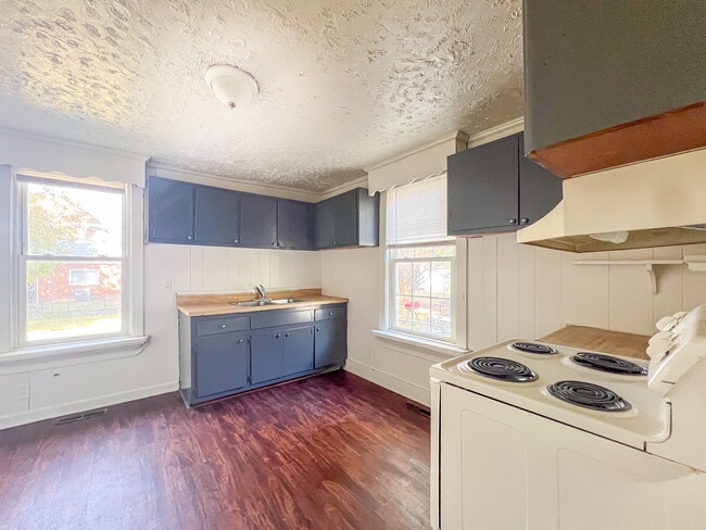 Building Photo - 142 Windsor Ave