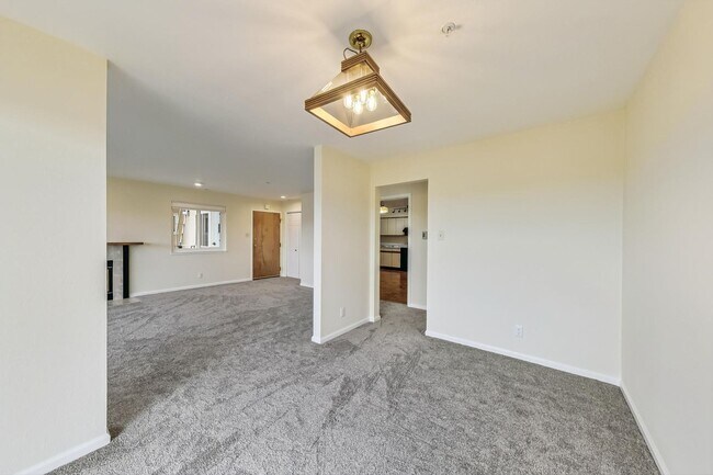 Building Photo - Refined 3BR/2BA Residence Modern Amenities...