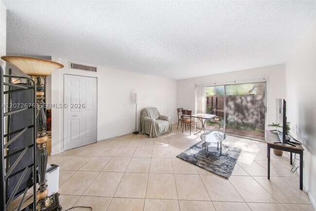 Foto del edificio - 10826 N Kendall Dr