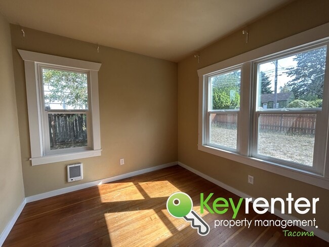 Building Photo - Delightful 3Bed/1.5Bath Craftsman Home