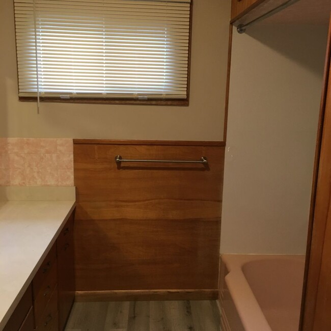 Building Photo - Nicely Remodeled 3 Bed 1.25 bath home