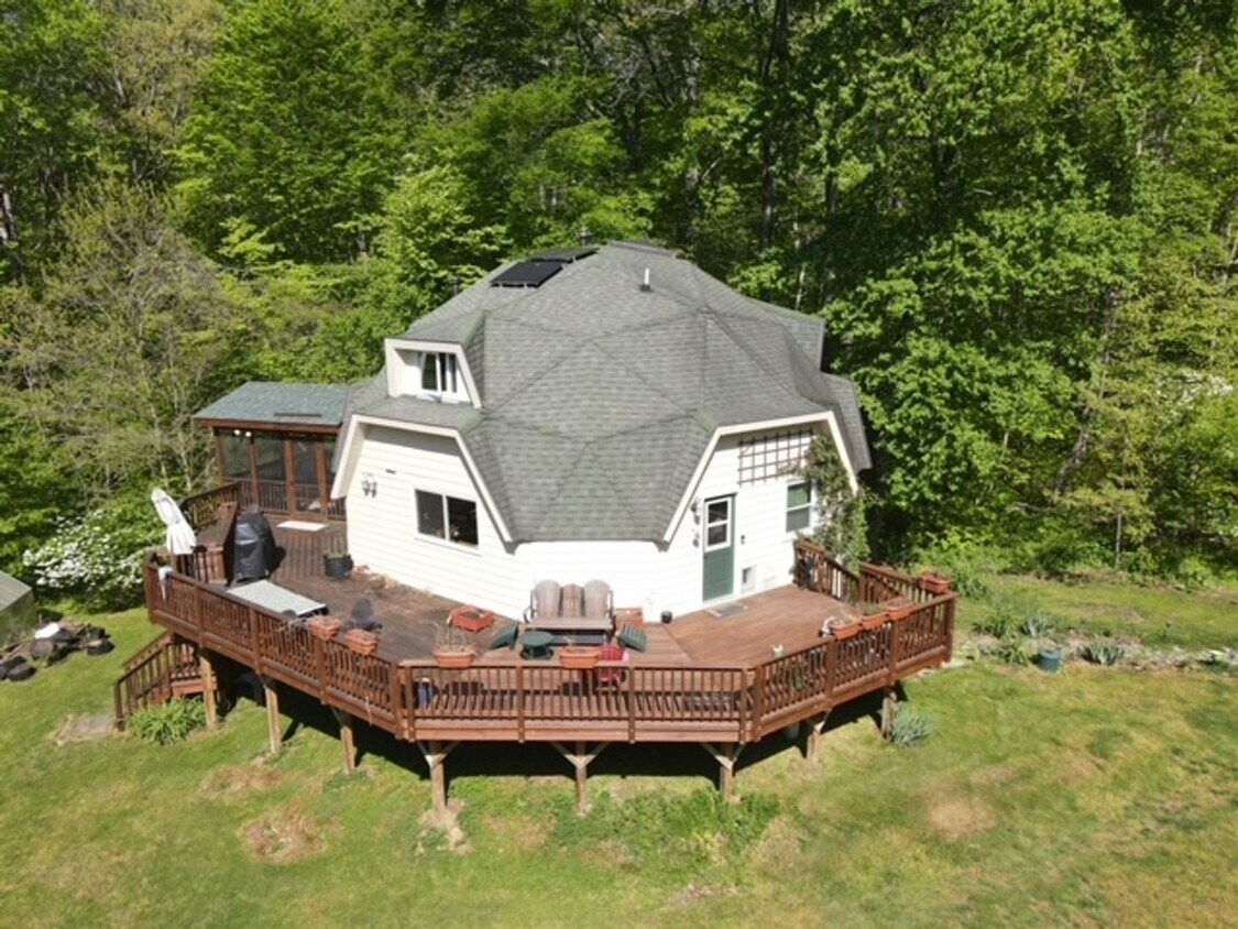 Primary Photo - One-of-a-Kind 4 BR Retreat on Nearly 13 Pr...