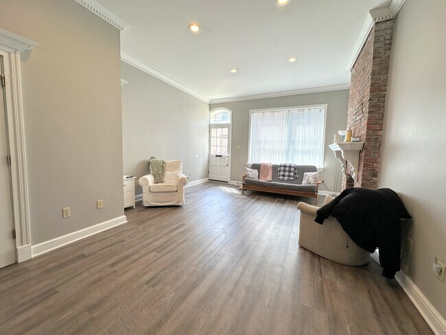 Photo - 2221 Jane St House