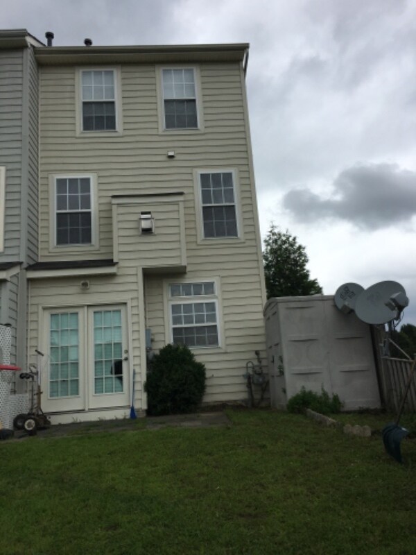Building Photo - 20951 Colecroft Square