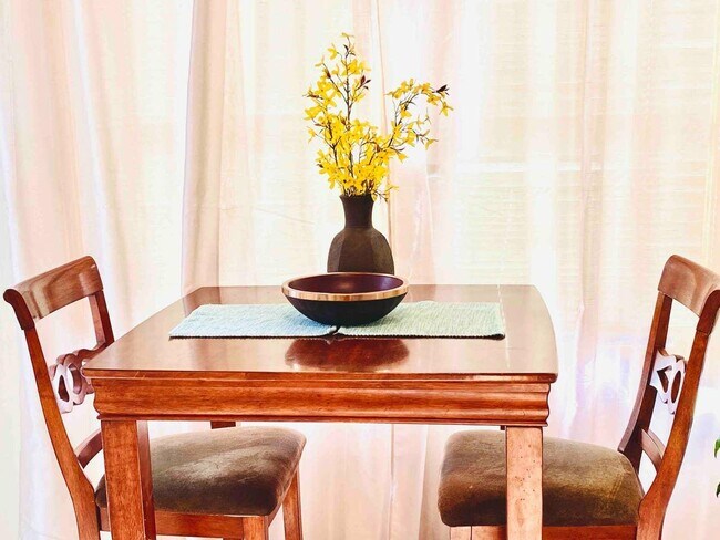 Mesa de desayuno fuera de la cocina. - 621 W 43rd St