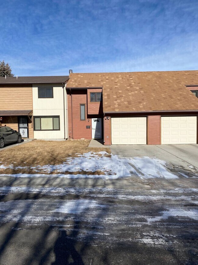 Foto del edificio - 3 Bedroom, 1.5 Bath Townhome W/ Attached S...