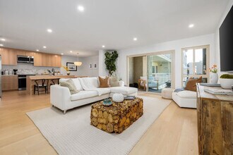 Building Photo - 4747 Marina Dr