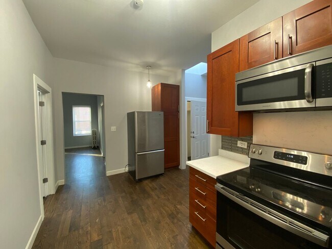 Foto del edificio - Logan Square 2BR with In-Unit Laundry + WiFi