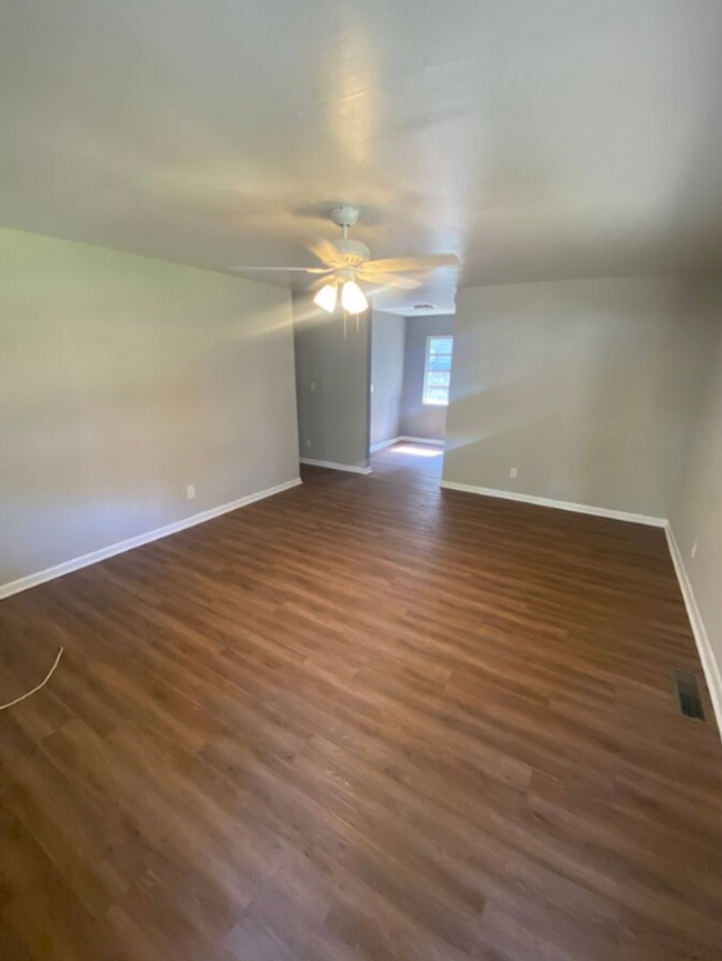 Building Photo - 2 Bedroom Duplex - Great Location Near FSU
