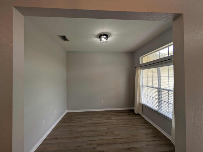 Foto del edificio - 25672 Deep Creek Blvd